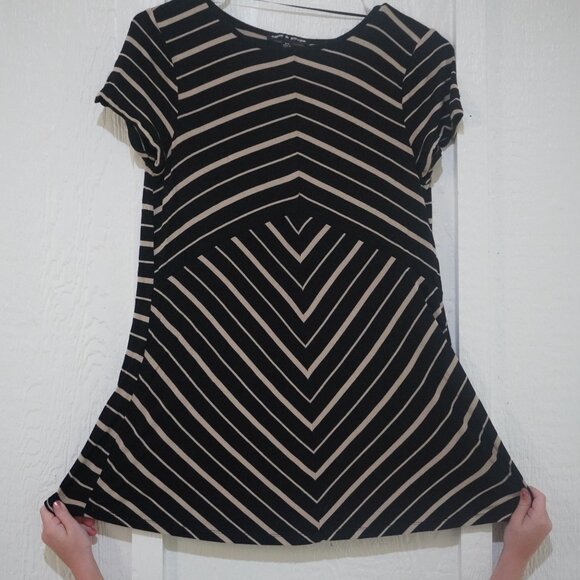 Women's Black and Brown Chevron Stripe Short-Sleeve Shirt - Size Small - Picture 4 of 7